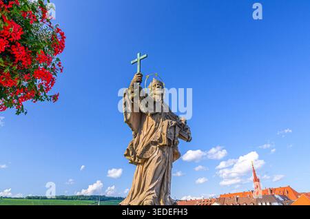 Würzburg, Deutschland, 13. Juli 2024: Brückenstatue St. Johannes von Nepomuk auf der Alten Mainbrücke, mittelalterliche Gebäude in der Würzburger Altstadt alt Stockfoto