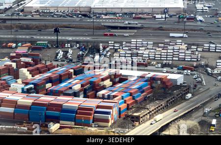 Luftaufnahme des Port Newark-Elizabeth Marine Terminals mit Reihen von gestapelten intermodalen Containern und Logistikfahrzeugen in Elizabeth, New Jersey Stockfoto