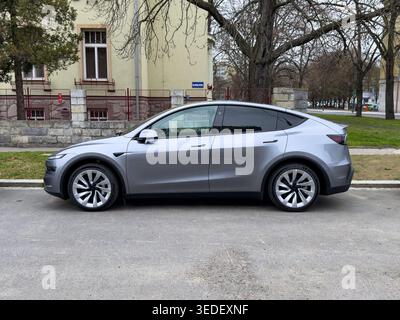 Ostrava, Tschechien - 27. März 2023: Silberner Tesla Model Y Juniper elektrischer SUV, brandneues Auto, Seitenansicht Stockfoto