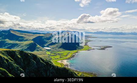 Dieses atemberaubende Panorama-Drohnenfoto fängt die epische Größe des Archipels der Lofoten in Nordnorwegen ein, in dem grünes Licht fließt Stockfoto