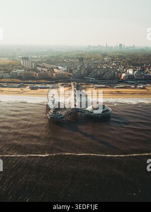 Blick aus der Vogelperspektive auf de Pier mit seinem berühmten Riesenrad und Aussichtsturm, der sich über die Nordsee in Richtung des Sandstrands Scheveningen und der Stadt erstreckt Stockfoto
