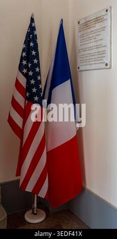 Chateau-Thierry, Frankreich - 05 03 2026: American Protestant Memorial Temple. Blick auf eine amerikanische und französische Flagge mit einer Gedenktafel Stockfoto