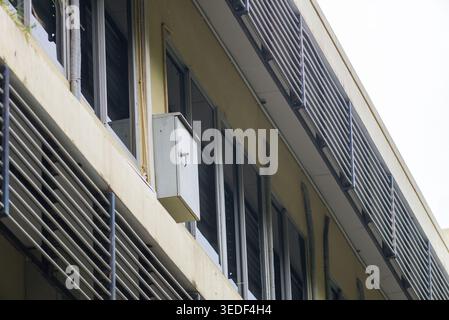 Entdecken Sie die einzigartigen Details eines städtischen Bürogebäudes und heben Sie die architektonischen Merkmale, modernen Designelemente und die städtische Umgebung hervor. Stockfoto