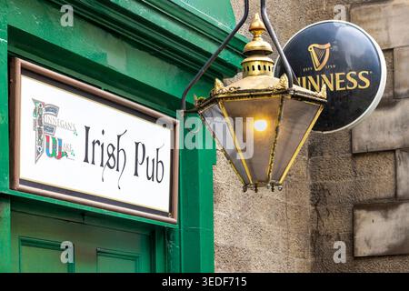 EDINBURGH, SCHOTTLAND - APRIL 2026: Ein Blick aus nächster Nähe auf das historische Finnegan's Wake Irish Pub an der Victoria Street mit traditionellem Grün Stockfoto