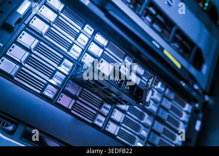 Eine Nahaufnahme eines Server-Racks mit einer Datenspeicherkomponente. Dieses Bild hebt die moderne Technologie hervor und bietet einen Einblick in das mA-System im Serverraum Stockfoto
