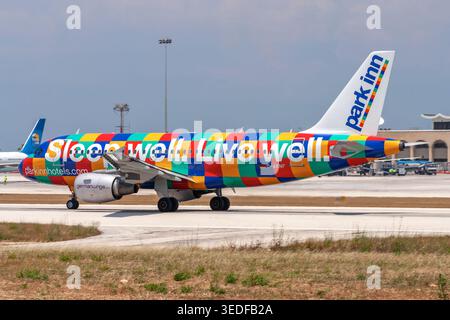 Germanwings Airbus A319-112 (REG: D-AKNF) in Park Inn Sonderlackierung ab Start von Start- und Landebahn 32. Stockfoto