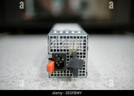 Nahaufnahme eines Netzteils mit Anschlussanschlüssen und Design. Die Abbildung zeigt die wesentlichen Merkmale für elektronische Systeme und in Stockfoto