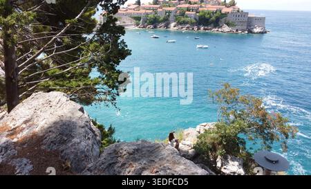 Aus der Vogelperspektive auf Montenegros türkisfarbenes Wasser, das die atemberaubende Küstenlandschaft in einem horizontalen Panorama einfängt Stockfoto