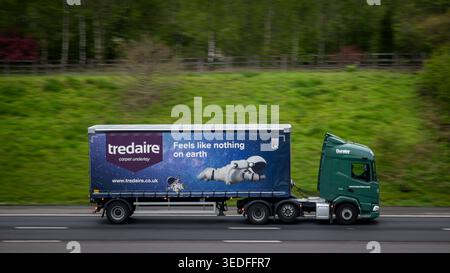 Duralay, Tredaire DAF XF LKW, zieht einen STÄDTISCHEN Vorhangauflieger mit Astronaut-Lackierung, M65 Autobahn, Altham, Lancashire. England Stockfoto