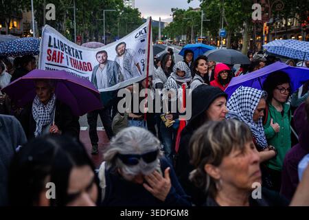 Barcelona, Barcelona, Spanien. Mai 2026. Demonstranten am EU-Hauptquartier in Barcelona fordern die Freilassung der Aktivisten der globalen Sumud-Flotilla Saif Abukeshek und Thiago Ã vila, deren Inhaftierung in Israel um sechs weitere Tage verlängert wurde. Die Gruppe wurde in internationalen Gewässern während der Fahrt nach Gaza abgefangen. (Kreditbild: © Marc Asensio Clupes/ZUMA Press Wire) NUR REDAKTIONELLE VERWENDUNG! Nicht für kommerzielle ZWECKE! Stockfoto