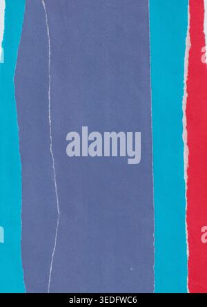 Vertikale abstrakte Zusammensetzung von blauen, türkisfarbenen und roten Papierstreifen. Mit gerissenem Papierrand zwischen den geschichteten Elementen für minimales kreatives Design Stockfoto
