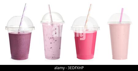 Verschiedene leckere Getränke in Plastikbechern isoliert auf weiß, Set Stockfoto