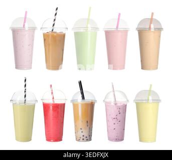 Verschiedene leckere Getränke in Plastikbechern isoliert auf weißer Collage Stockfoto