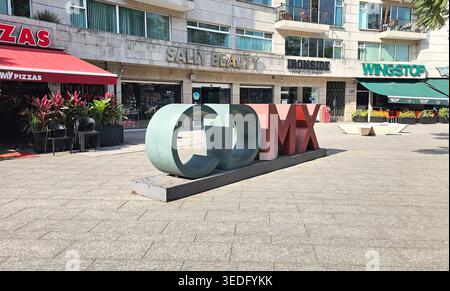 Mexiko-Stadt, Mexiko - 14. Januar 2026: Monumentale CDMX-Buchstaben in den Straßen von Mexiko-Stadt, eine touristische Marke und Symbol der visuellen Identität Stockfoto