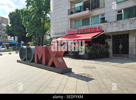 Mexiko-Stadt, Mexiko - 14. Januar 2026: Monumentale CDMX-Buchstaben in den Straßen von Mexiko-Stadt, eine touristische Marke und Symbol der visuellen Identität Stockfoto
