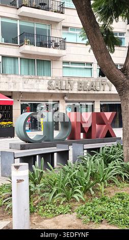 Mexiko-Stadt, Mexiko - 14. Januar 2026: Monumentale CDMX-Buchstaben in den Straßen von Mexiko-Stadt, eine touristische Marke und Symbol der visuellen Identität Stockfoto