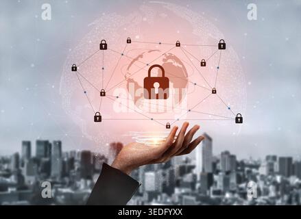 Darstellung einer Hand, die ein Symbol für ein digitales Vorhängeschloss über einem Globus hält und Sicherheit und Privatsphäre in der digitalen Kommunikation in einer Stadt darstellt Stockfoto