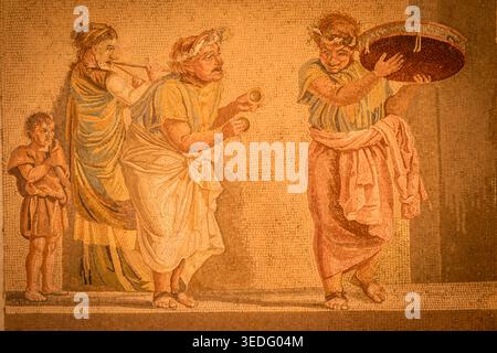 NEAPEL, ITALIEN – 26. JUNI 2025: Mosaikdetail mit Straßenmusikern aus Pompeji im Archäologischen Museum von Neapel, in dem Roman d Stockfoto