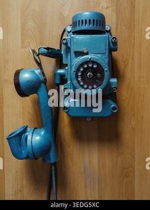 Altes industrielles Plattentelefon an Holzwand. Stockfoto