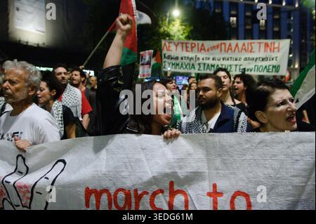 Pro-palästinensische Demonstranten skandieren Parolen während eines Solidaritätsprotests gegen den Krieg im Gaza-Streifen in Zentral-Athen. Athen, Griechenland | Mars 2026 Stockfoto