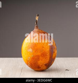 Zersetzung von Passiflora ligularis Frucht - Granadilla Stockfoto