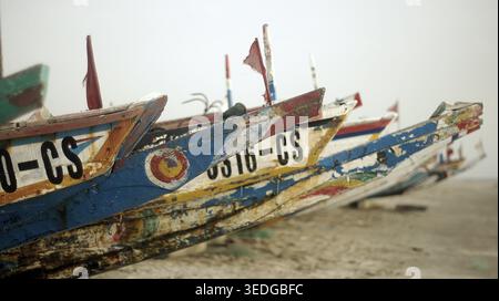 Farbenfrohe, alte Fischerboote ruhen am Sandstrand, Cap Skirring, Casamance, Senegal Stockfoto