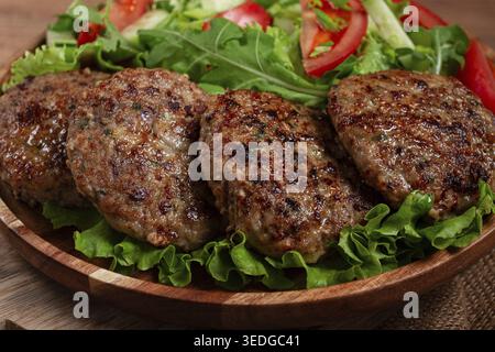 Gebratene Schnitzel, gemischtes Hackfleisch, mit Gemüsesalat, hausgemacht, Blick von oben, keine Personen Stockfoto