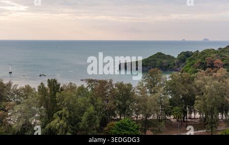 Insel Koh Tarutao mit üppigem Grün und ruhigem Meereswasser. Der dichte Wald trifft auf die Sandküste. Stockfoto