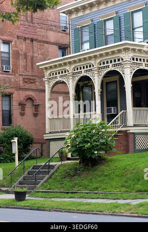 Klassisches Urban Residence mit dekorativen Eisengeländern und üppigen Pflanzen New york Stockfoto