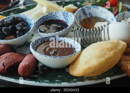 Leckere Frühstücksplatte mit verschiedenen Speisen und Dips Stockfoto