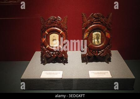 Antike Holzschnitzereien für amerikanische und britische Seeleute im China Maritime Museum in Shanghai Stockfoto