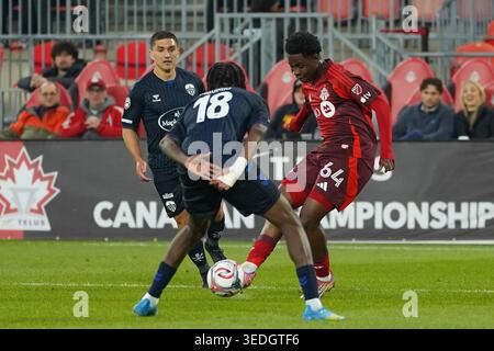 Toronto, Kanada. Mai 2026. Jahmarie Nolan #64 von Toronto FC wird von Roni Mbomio #18 von Atlético Ottawa während des kanadischen Meisterschaftsspiels zwischen Toronto FC und Atletico Ottawa im BMO Field Stadium unter Druck gesetzt. Am 5. Mai 2026 in Toronto, Kanada. (Foto: Leonardo Ramirez/ Credit: Eyepix Group/Alamy Live News Stockfoto