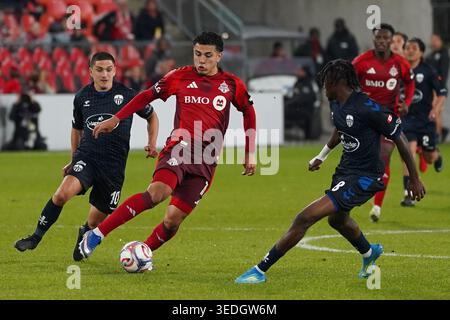 Toronto, Ontario, Kanada. Mai 2026. Emilio AristizÃ¡bal #17 von Toronto FC wird von Manuel Aparicio #10 und Roni Mbomio #18 von Atlético Ottawa während des kanadischen Meisterschaftsspiels zwischen Toronto FC und Atletico Ottawa im BMO Field Stadium unter Druck gesetzt. Am 5. Mai 2026 in Toronto, Kanada. (Kreditbild: © Leonardo Ramirez/eyepix via ZUMA Press Wire) NUR REDAKTIONELLE VERWENDUNG! Nicht für kommerzielle ZWECKE! Stockfoto