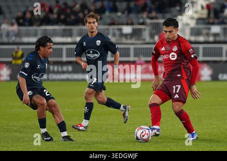 Toronto, Ontario, Kanada. Mai 2026. Emilio AristizÃ¡bal #17 von Toronto FC und Juan Castro #2 von Atlético Ottawa kämpfen um den Ball während des kanadischen Meisterschaftsspiels zwischen Toronto FC und Atletico Ottawa im BMO Field Stadium. Am 5. Mai 2026 in Toronto, Kanada. (Kreditbild: © Leonardo Ramirez/eyepix via ZUMA Press Wire) NUR REDAKTIONELLE VERWENDUNG! Nicht für kommerzielle ZWECKE! Stockfoto