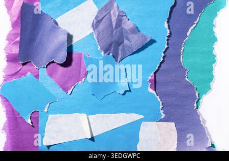 Gerissene blaue, lila und grüne Papierstücke schaffen einen abstrakten Hintergrund mit unterschiedlichen Texturen und Formen, moderne kreative Mockup Stockfoto