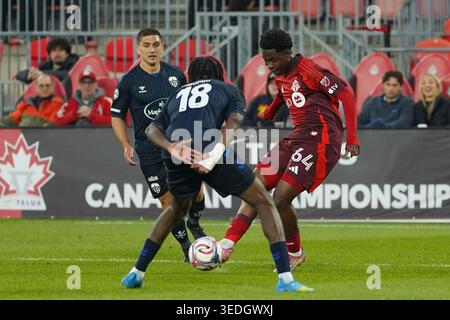 Toronto, Kanada. Mai 2026. Jahmarie Nolan #64 von Toronto FC wird von Roni Mbomio #18 von Atlético Ottawa während des kanadischen Meisterschaftsspiels zwischen Toronto FC und Atletico Ottawa im BMO Field Stadium unter Druck gesetzt. Am 5. Mai 2026 in Toronto, Kanada. (Foto: Leonardo Ramirez/Eyepix Group/SIPA USA) Credit: SIPA USA/Alamy Live News Stockfoto