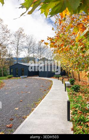 Versandcontainer Haus moderne Architektur mit Herbstgarten in einem Wald Stockfoto