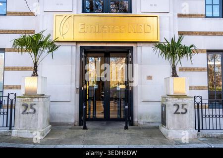 LONDON - 18. MÄRZ 2026: KNIGHTSBRIDGE - Emirates NBD Bankeingang 25 Knightsbridge Golden Signage Stockfoto