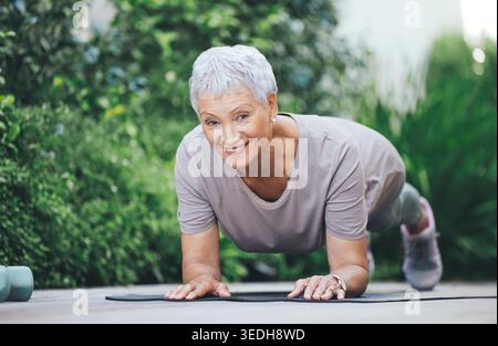 Senioren, Frauen und Portrait mit Yogamatte für Plank-Übungen, Wellness- oder Outdoor-Training. Ältere, weibliche Person oder Yogi mit Lächeln oder Balance für Stockfoto