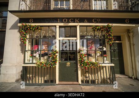LONDON - 20. MÄRZ 2026: ST JAMES's STREET SW1A - Lock & Co Hatters ältestes Hutgeschäft der Welt 6 St James's Street Stockfoto