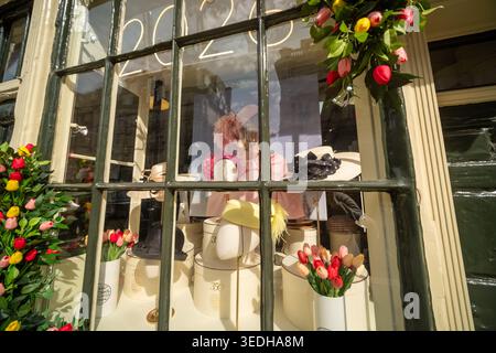 LONDON - 20. MÄRZ 2026: ST JAMES's STREET SW1A - Lock & Co Hatters Luxus-Hut-Fenster 6 St. James's Street Stockfoto