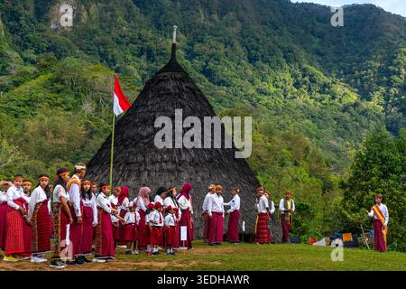 20. AUGUST 2023, WAE REBO, INDONESIEN: Luftaufnahme der Bürger des WAE Rebo Village, die den indonesischen Unabhängigkeitstag feiern und traditionell tragen Stockfoto