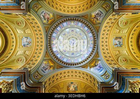 Besucher blicken auf die Kuppel des Stephansdoms in Budapest. Die detailreichen Kunstwerke und die Architektur ziehen jeden Tag viele Touristen an. Stockfoto