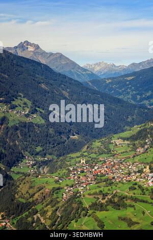Kaunergrat, Österreich - 2025:09:04: Ein weitläufiger Blick auf ein grünes Alpental mit einem malerischen Dorf mit Terrakottadächern Stockfoto
