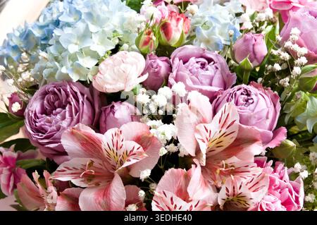 Blumenstrauß, Rosen, Lilien und Hortensien in rosa, lila und blauen Tönen Stockfoto