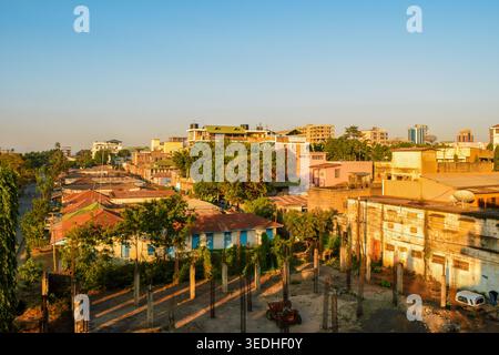 Nebliger Sonnenaufgang über den Dächern und sanften Hügeln von Moshi Town, Tansania Stockfoto
