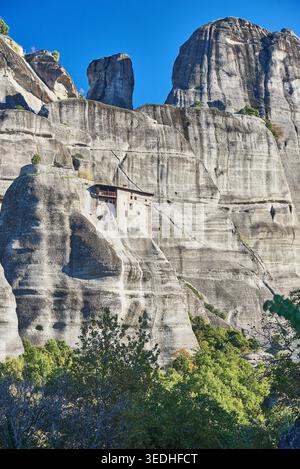 Großer Blick auf das Kloster St. Nikolaus Anapausas und Sandsteinsäulen unter klarem blauem Himmel, Meteora, Kalabaka, Thessalien, Griechenland, Europa. Stockfoto
