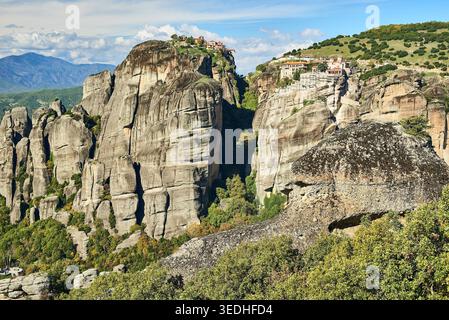 Das Kloster Rousanou und das große Meteoronkloster umgeben von steilen Felssäulen und Herbstlaub, Meteora, Kalabaka, Thessalien, Griechenland, Euro Stockfoto