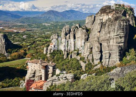 Östliche orthodoxe Klöster von Roussanou und der große Meteoron auf Sandsteinsäulen, Meteora, Kalambaka, Thessalien, Griechenland, Europa. Stockfoto