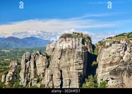 Östliche orthodoxe Klöster auf massiven Sandsteinsäulen, Meteora, Kalabaka, Region Thessalien, Griechenland, Europa. Stockfoto